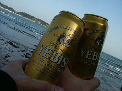 海でビール